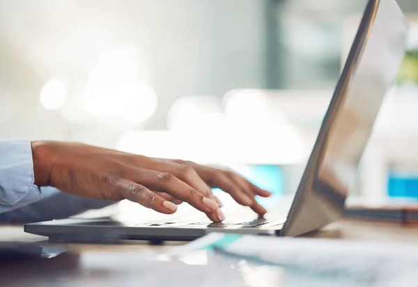 Mani Digitando Ricerca Lavoro Donna Affari Computer Portatile Lavoro Occupato — Foto Stock