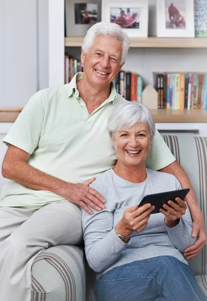 Now Can Store All Books One Place Senior Couple Relaxing — Stock Photo, Image