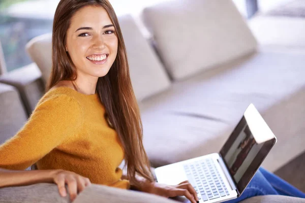 Sofa Tijd Met Sociale Media Een Jonge Vrouw Bank Met — Stockfoto