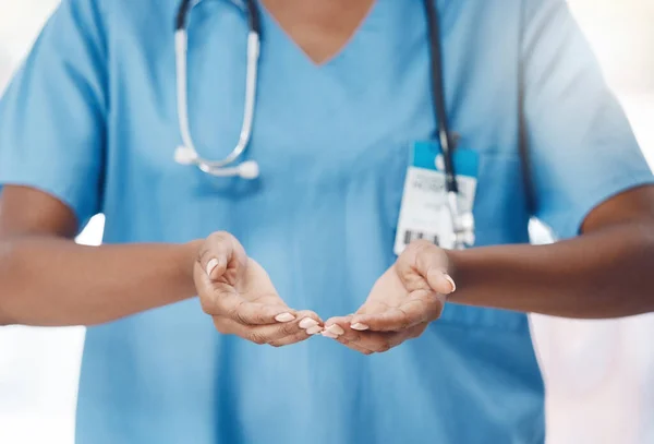 간호사의 관리에 신뢰와 지원을 의료인 종사자 손바닥을 들어올리고 건강에 도움이 — 스톡 사진