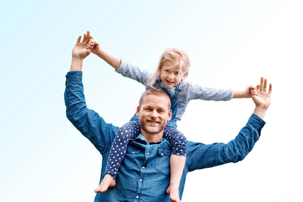 Rider Högt Med Pappa Porträtt Lycklig Pappa Som Bär Sin — Stockfoto