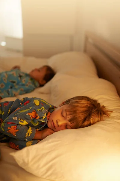 Largó Después Día Lleno Diversión Dos Niños Durmiendo Una Cama —  Fotos de Stock