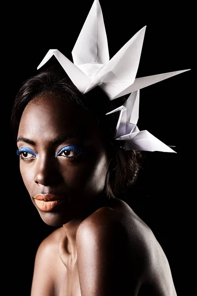 Мовчазна Африканська Красуня Красива Етнічна Жінка Позує Орігамі Птахами Голові — стокове фото
