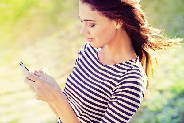 Socialt Solskenet Attraktiv Ung Kvinna Som Använder Sin Mobiltelefon Utomhus — Stockfoto