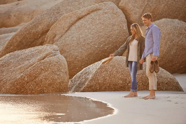 Ayaklarımızı Suya Daldıralım Kumsalda Romantik Bir Gün Geçiren Mutlu Genç — Stok fotoğraf