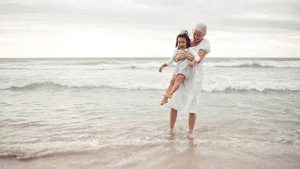 Бабуся Веселощі Пляжі Дитина Щасливий Спільний Час Межами Природи Літня — стокове фото