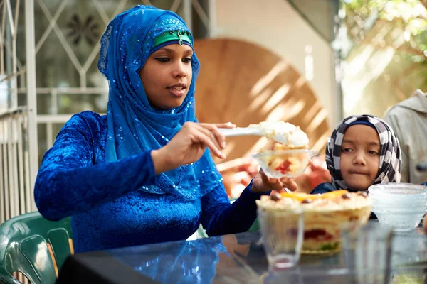 Toujours Place Pour Dessert Une Famille Musulmane Mangeant Ensemble — Photo