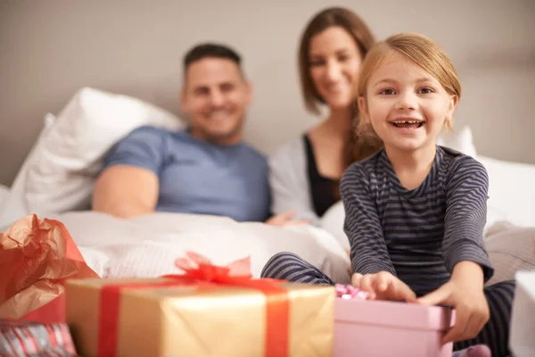 Shes Excited All Presents Little Girl Receiving Presents Bed Her — Stock Photo, Image