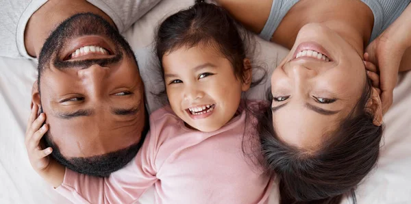 Família Feliz Com Criança Cama Retrato Rosto Para Amor Interracial — Fotografia de Stock