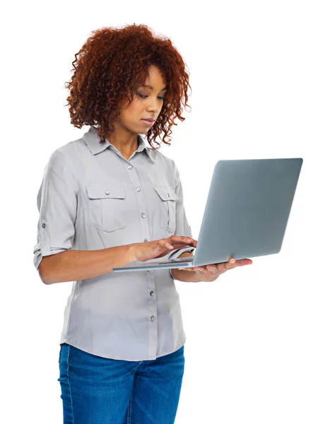 現代の生活と技術 白いノートパソコンを使っている若い女性が — ストック写真