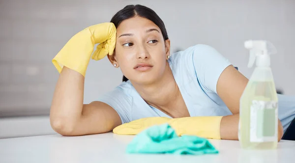 Düşünen Temizleyen Evdeki Masada Oturan Kadın Mutfak Içini Temizlemekten Yoruldu — Stok fotoğraf