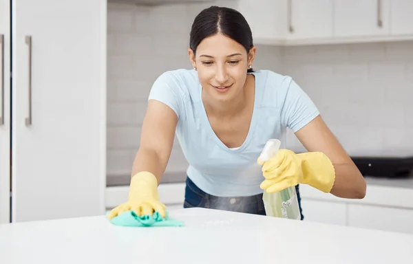 Servizio Pulizia Tavola Pulitore Cucina Lavorando Con Bomboletta Spray Strofinare — Foto Stock