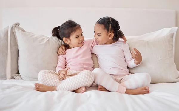 Щасливі Діти Дівчата Друзі Разом Ліжку Тримають Один Одного Посмішкою — стокове фото