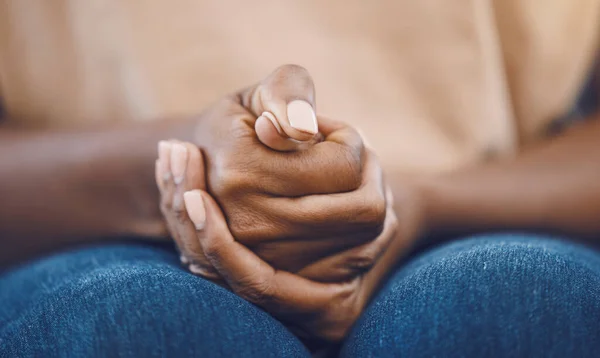 Estresse Mãos Mulher Negra Assustadas Tristes Com Problema Crise Difícil — Fotografia de Stock