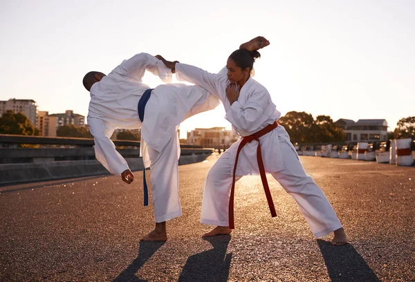Celuje Głowę Dwóch Sportowców Stoi Twarzą Twarz Ćwiczy Karate Podczas — Zdjęcie stockowe