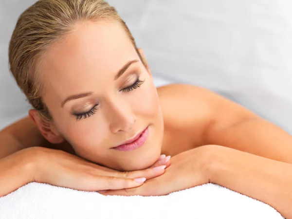 Luxuriating Feeling Total Bliss Beautiful Young Woman Relaxing Spa — Stock Photo, Image