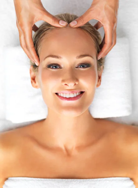 Feeling Refreshed Restored Gorgeous Beautiful Young Woman Relaxing Spa Head — Stock Photo, Image