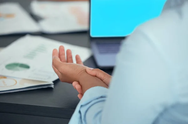 Lesão Mão Mulher Negócios Com Dor Pulso Enquanto Trabalhava Laptop — Fotografia de Stock