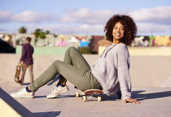 Libero Essere Stesso Allo Skatepark Una Giovane Donna Seduta Sul — Foto Stock