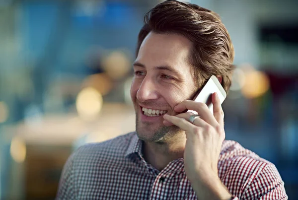 Hola Cómo Estás Hombre Negocios Guapo Hablando Teléfono Móvil Lugar — Foto de Stock