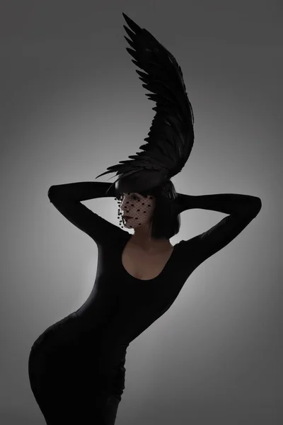 Prachtig Verenkleed Een Jonge Vrouw Een Vleugelvormige Kopstuk Staand Een — Stockfoto