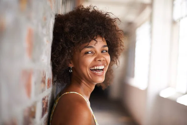 Lachen Gelukkig Gesneden Portret Van Een Aantrekkelijke Jonge Vrouw Leunend — Stockfoto