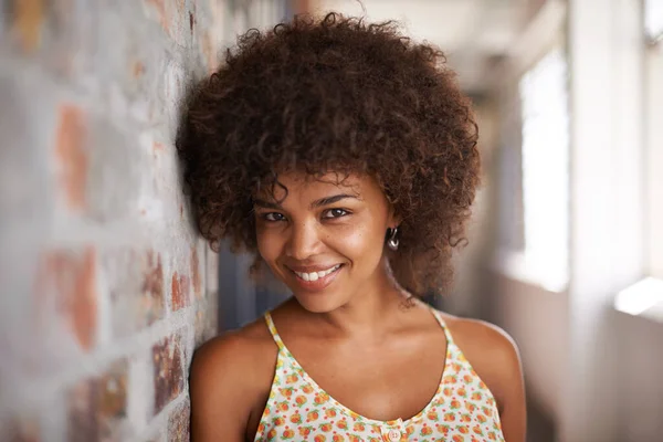 Wyglądasz Pozytywnie Portret Atrakcyjnej Młodej Kobiety Stojącej Przy Murze — Zdjęcie stockowe