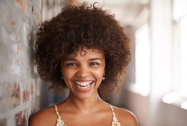Vrolijke Glimlach Gesneden Portret Van Een Aantrekkelijke Jonge Vrouw Leunend — Stockfoto