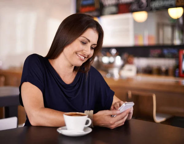 カフェでの余暇 喫茶店に座っている間に魅力的な女性のテキストメッセージ — ストック写真