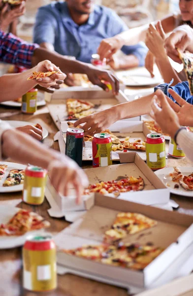 Візьми Шматочок Група Друзів Насолоджуються Піцою Разом — стокове фото