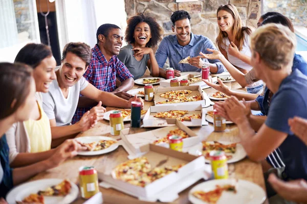 Scházíme Pizzu Skupina Přátel Těší Pizzu Společně — Stock fotografie