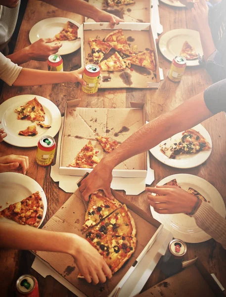 최고의 피자를 즐기는 친구들의 — 스톡 사진