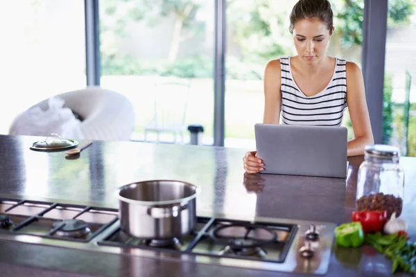 Convertirse Profesional Caza Recetas Una Hermosa Mujer Joven Navegando Por — Foto de Stock