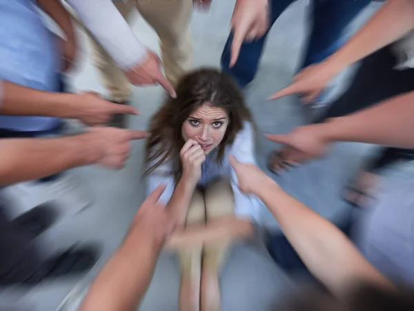 在压力下压弯 一个害怕的年轻女人试图躲避同事指责她的手指 — 图库照片