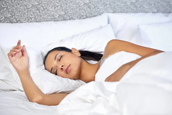 Śpi Pokoju Każda Kobieta Nadrabiająca Zaległości Bardzo Potrzebnym Śnie — Zdjęcie stockowe