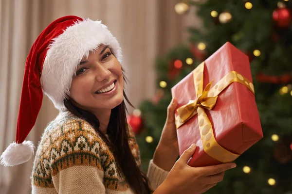 私は素晴らしい賭け クリスマスの朝に贈り物を受け取る魅力的な若い女性の肖像画 — ストック写真