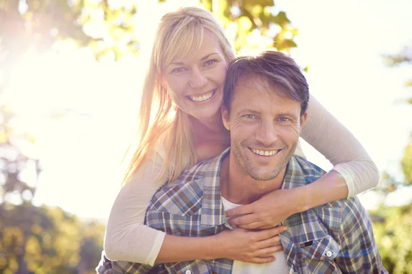 Parkta Romantizm Karısını Sırtında Taşıyan Mutlu Bir Adam — Stok fotoğraf