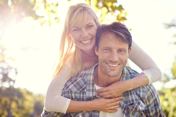 Romantisch Het Park Een Gelukkig Man Meeliften Zijn Vrouw — Stockfoto