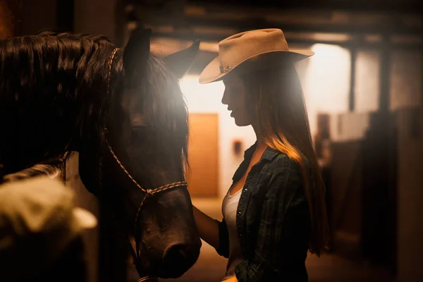 Nejlepší Kamarádka Děvčat Mladá Žena Pečující Svého Koně Stáji — Stock fotografie