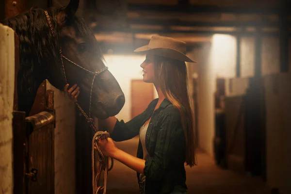 Girls Best Friend Young Woman Tending Her Horse Stable — Stock Photo, Image