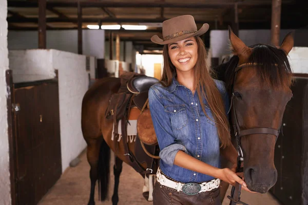 Nejlepší Kamarádka Děvčat Mladá Žena Pečující Svého Koně — Stock fotografie