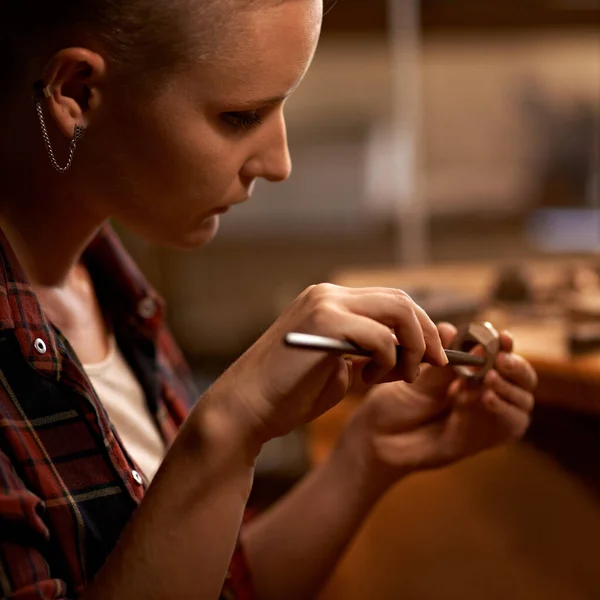 微调至完美 在木材厂用工具干活的年轻妇女的衣服 — 图库照片