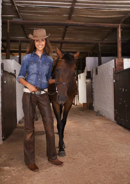 Una Mejor Amiga Las Chicas Una Joven Que Atiende Caballo —  Fotos de Stock