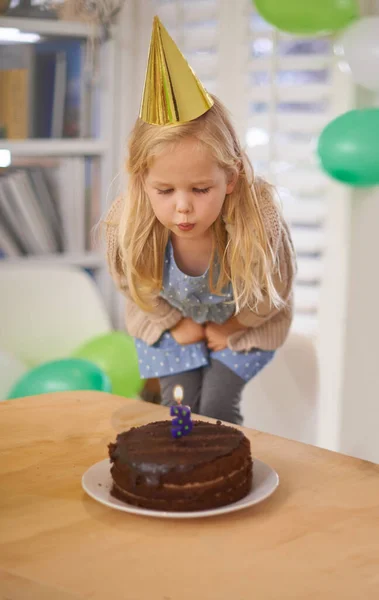 Blåser Hennes Födelsedagsljus Ung Flicka Blåser Ljuset Sin Födelsedagstårta — Stockfoto
