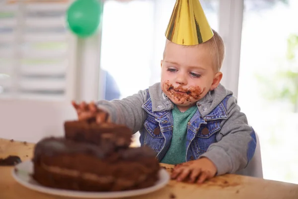 Tårtan Hade Aldrig Chans Ung Pojke Äter Sin Födelsedagstårta Innan — Stockfoto
