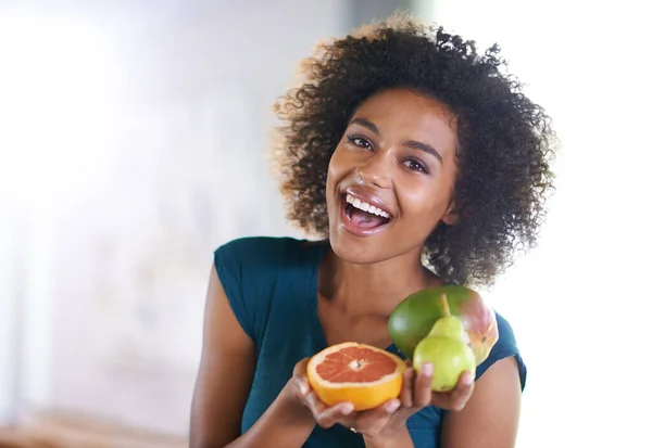 Clé Sourire Sain Portrait Une Jolie Jeune Femme Tenant Tas — Photo