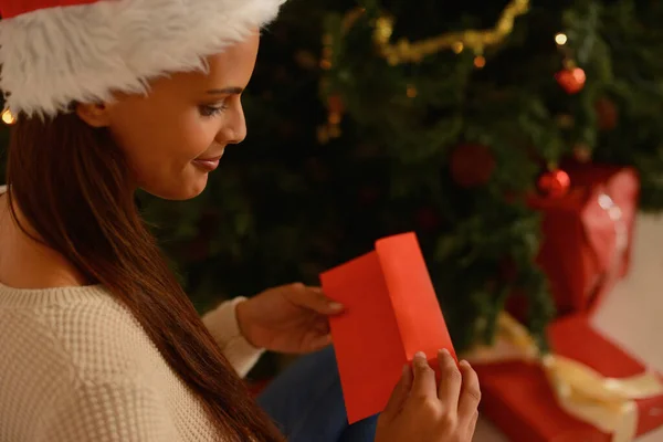 Denk Aan Alle Cadeautjes Een Jonge Vrouw Voor Een Kerstboom — Stockfoto