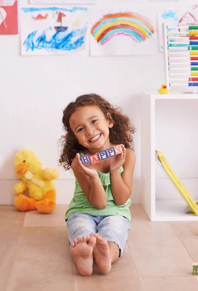 学习的基石 一个可爱的小女孩玩字母表块 — 图库照片