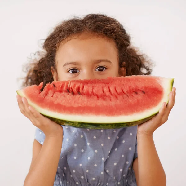 Que Sorriso Uma Menina Bonito Segurando Uma Fatia Melancia Frente — Fotografia de Stock