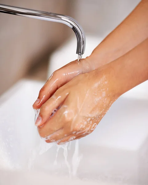 Higiena Zaczyna Się Rąk Młoda Kobieta Myje Ręce Łazience — Zdjęcie stockowe